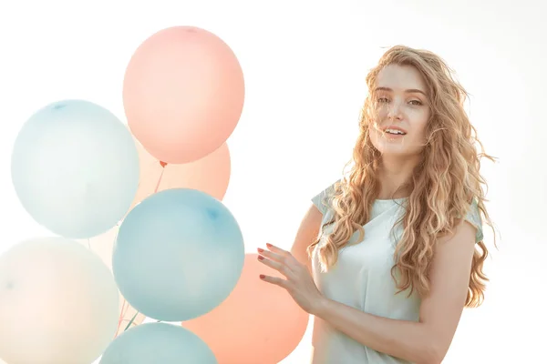 Piękna kobieta z Latające balony wielobarwny — Zdjęcie stockowe