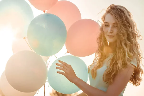 Çok renkli balonlar uçan ile güzel kadın — Stok fotoğraf
