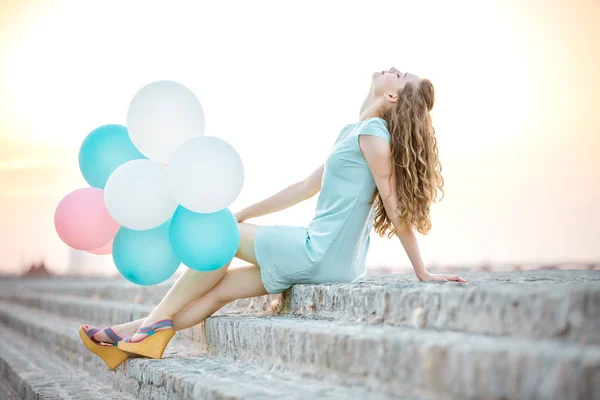 Bella donna con palloncini multicolori volanti — Foto Stock