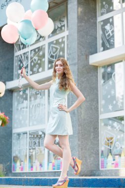 çok renkli balonlar uçan ile güzel kadın