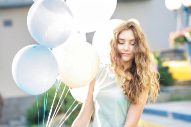 çok renkli balonlar uçan ile güzel kadın