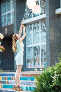 çok renkli balonlar uçan ile güzel kadın