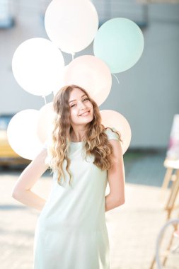 çok renkli balonlar uçan ile güzel kadın