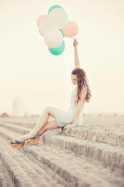 çok renkli balonlar uçan ile güzel kadın