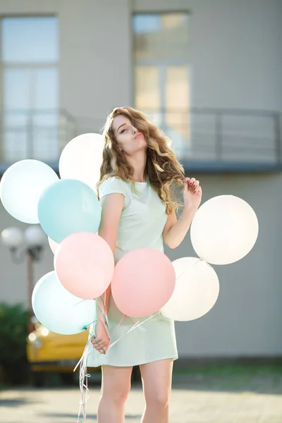 Belle femme avec des ballons multicolores volants — Photo