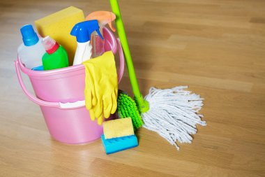 Evde temizlik ile plastik kova