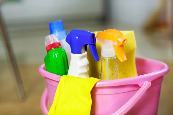 Plastic emmer met het reinigen van product thuis — Stockfoto