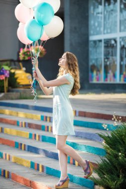 çok renkli balonlar uçan ile güzel kadın