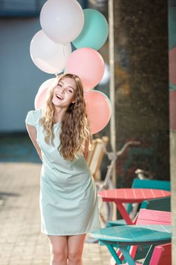 çok renkli balonlar uçan ile güzel kadın