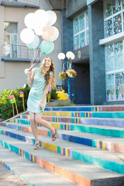 çok renkli balonlar uçan ile güzel kadın