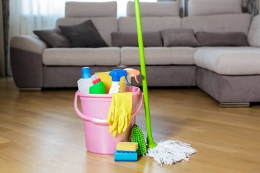 Evde temizlik ile plastik kova