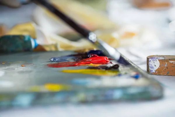 Pinturas al óleo sobre paleta de madera — Foto de Stock