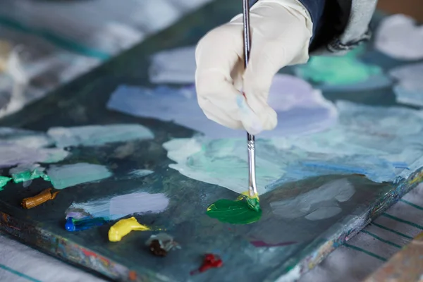 Artista mezcla pinturas al óleo en la plataforma — Foto de Stock