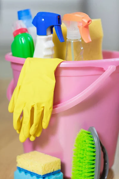 Balde de plástico com produto de limpeza em casa — Fotografia de Stock