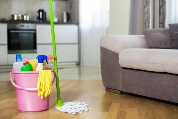Plastic emmer met het reinigen van product thuis — Stockfoto