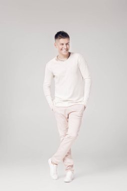 Yakışıklı genç adam beyaz bir arka plan üzerinde