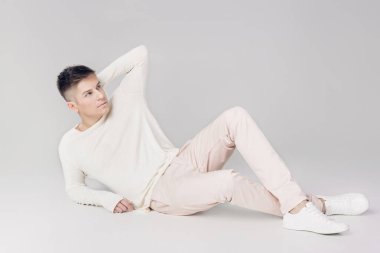 Yakışıklı genç adam beyaz bir arka plan üzerinde