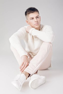 Yakışıklı genç adam beyaz bir arka plan üzerinde