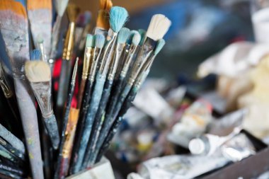 farklı yağlı boya fırçaları