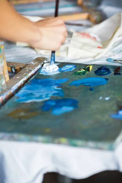 Artista mezcla pinturas al óleo en la plataforma — Foto de Stock