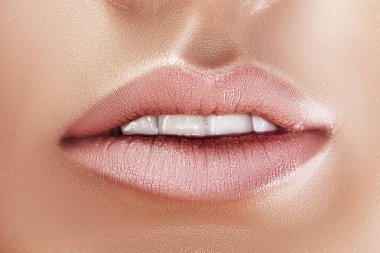 cinsel dolgun dudaklar. Dudakların doğal parlaklık.