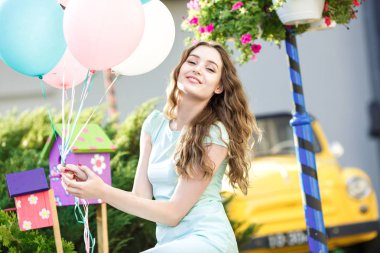 çok renkli balonlar uçan ile güzel kadın