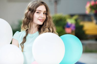 çok renkli balonlar uçan ile güzel kadın