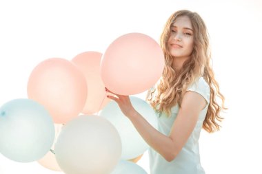 çok renkli balonlar uçan ile güzel kadın