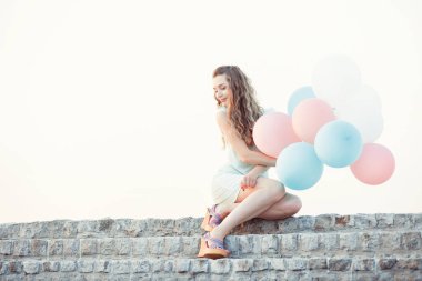 çok renkli balonlar uçan ile güzel kadın