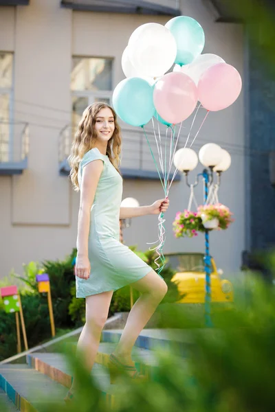 çok renkli balonlar uçan ile güzel kadın