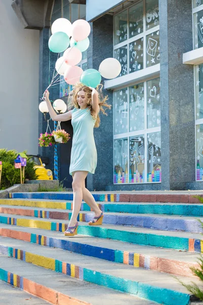 Krásná žena s létáním různobarevné balónky — Stock fotografie