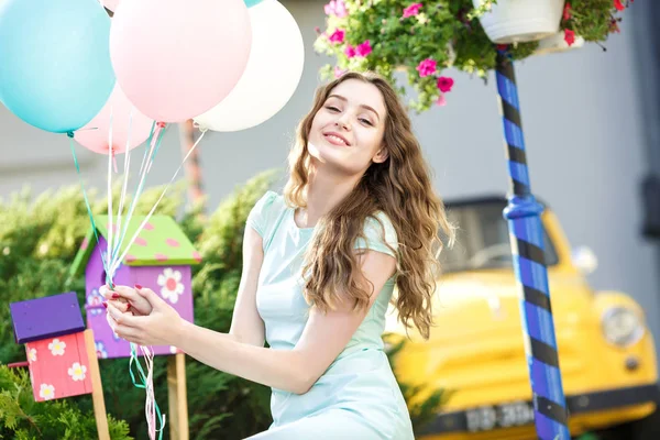 çok renkli balonlar uçan ile güzel kadın