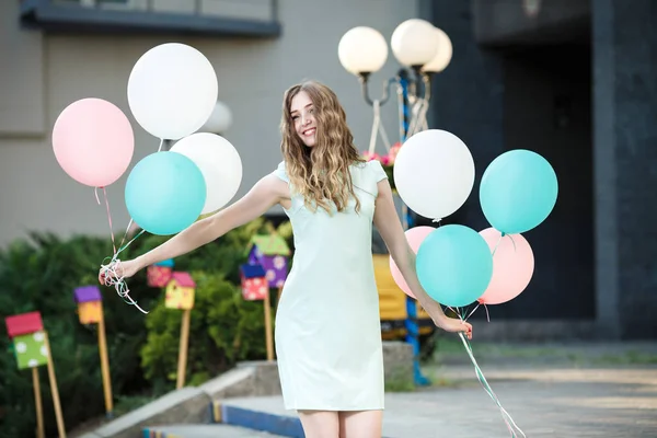 Krásná žena s létáním různobarevné balónky — Stock fotografie