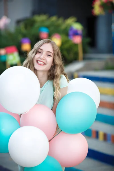 Bela mulher com voando balões multicoloridos — Fotografia de Stock