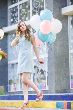 çok renkli balonlar uçan ile güzel kadın