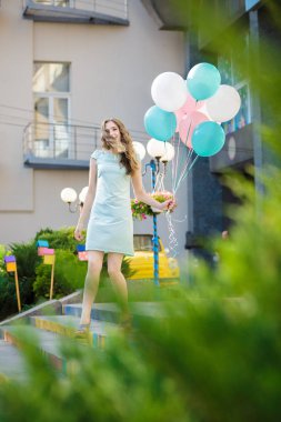 çok renkli balonlar uçan ile güzel kadın