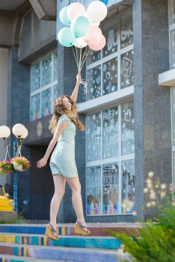çok renkli balonlar uçan ile güzel kadın