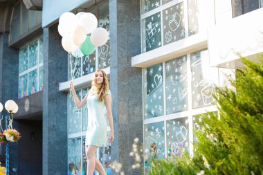 çok renkli balonlar uçan ile güzel kadın