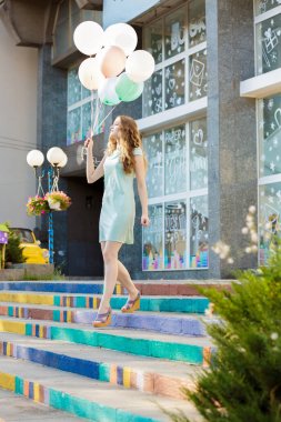 çok renkli balonlar uçan ile güzel kadın