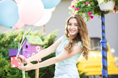 çok renkli balonlar uçan ile güzel kadın