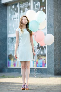 çok renkli balonlar uçan ile güzel kadın