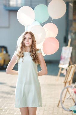 çok renkli balonlar uçan ile güzel kadın