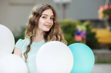 çok renkli balonlar uçan ile güzel kadın