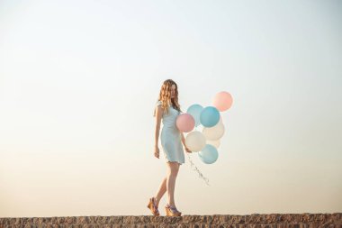 çok renkli balonlar uçan ile güzel kadın