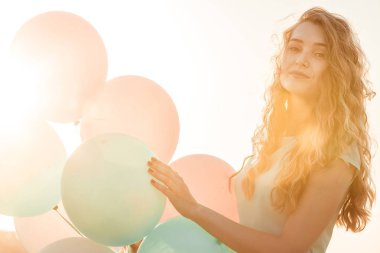 çok renkli balonlar uçan ile güzel kadın