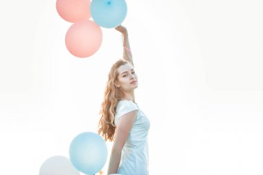 çok renkli balonlar uçan ile güzel kadın