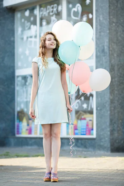 çok renkli balonlar uçan ile güzel kadın