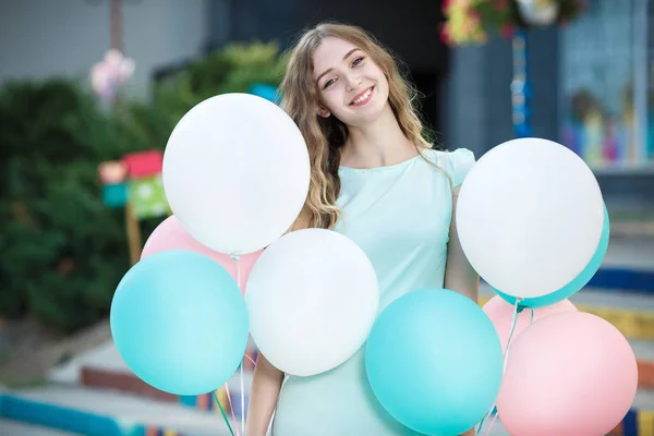 Krásná žena s létáním různobarevné balónky — Stock fotografie