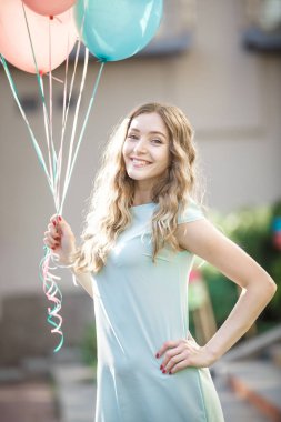 çok renkli balonlar uçan ile güzel kadın