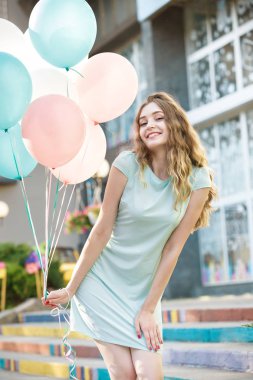 çok renkli balonlar uçan ile güzel kadın